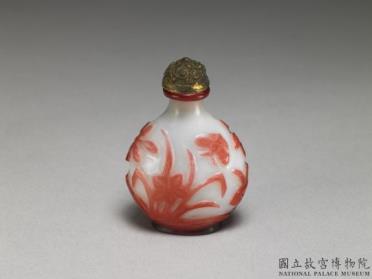 图片[2]-Red-on-white glass overlay snuff bottle with a flower-and-butterfly design, Qing dynasty, Qianlong reign (1736-1795)-China Archive